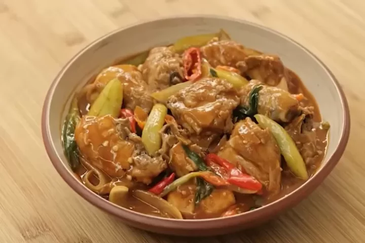 Resep ayam asam manis pedas ala Chef Devina Hermawan, dijamin lembut bumbu meresap