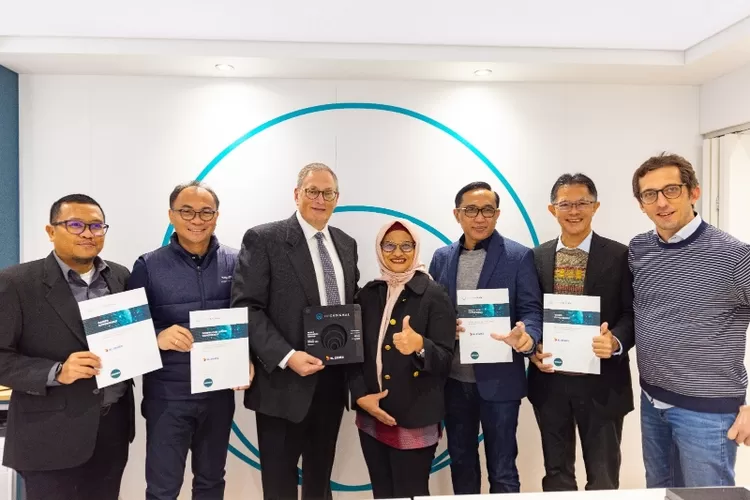 XL Axiata Terima Trofi Opensignal Awards di Arena Mobile World Congress 2023