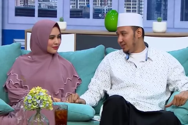 Kenal Kartika Putri saat masih buka aurat, Habib Usman beri pesan menyentuh ke istri: Wanita bisa menjaga…