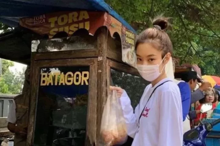 BLACKPINK konser di Indonesia, Jennie jajan batagor di pinggir jalan?