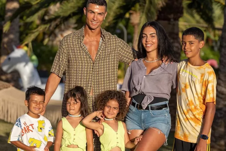 Anak Cristiano Ronaldo, Eva dan Alana belajar Bahasa Arab, warganet dibuat kagum: Aksen mereka sempurna