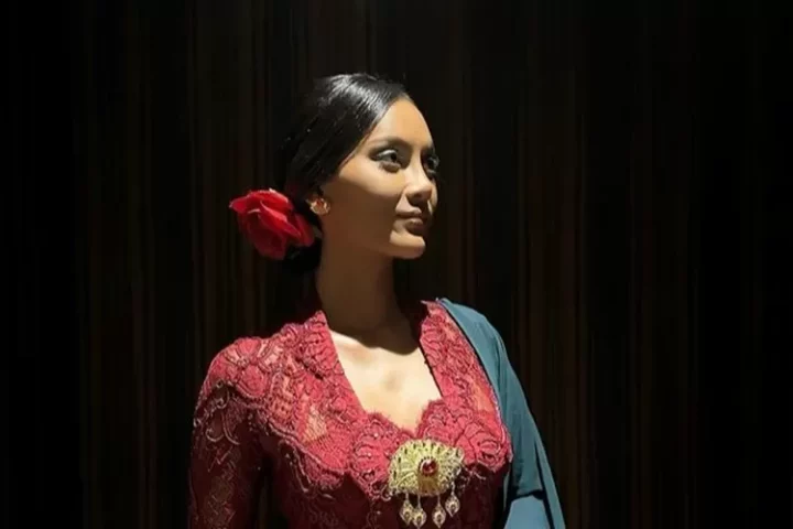 Erika Carlina pakai kebaya merah, netizen: Emang enggak pernah salah!