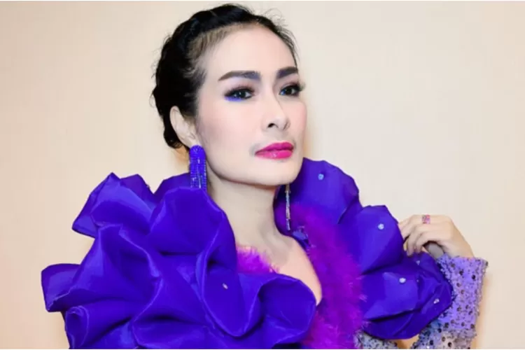 Iis Dahlia unggah video joget dengan tali baju melorot, netizen singgung beban berat: Kayaknya ada...