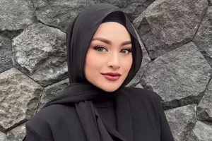 Postingan undangan resepsi Nathalie Holscher dengan pria misterius kini tuai reaksi tak terduga dari Oma Gina