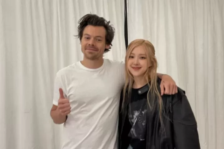 Rose BLACKPINK pamer foto bareng Harry Styles di belakang panggung konser Love on Tour di Seoul, ada BTS juga