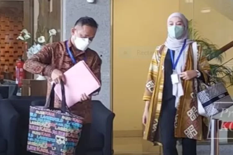 Gagal tampil sok sederhana, Kepala BPN Sudarman Harjasaputra dan istri datangi KPK sambil tenteng tas desainer