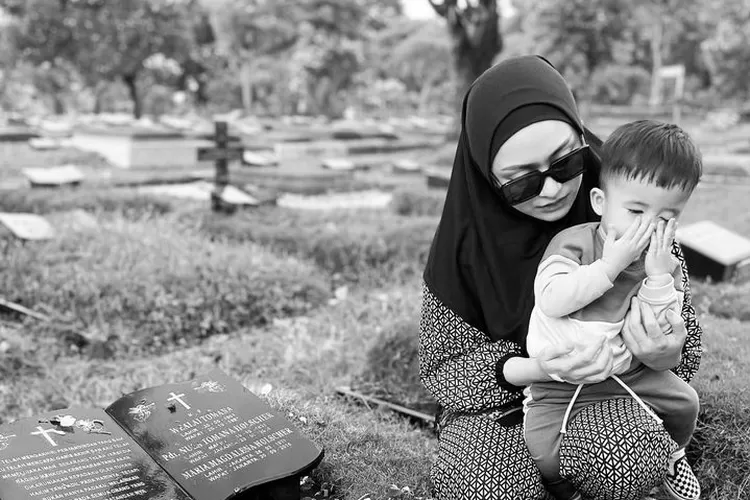 Nathalie Holscher ziarah ke makam ibunda, netizen: Iya tapi doanya enggak akan sampai