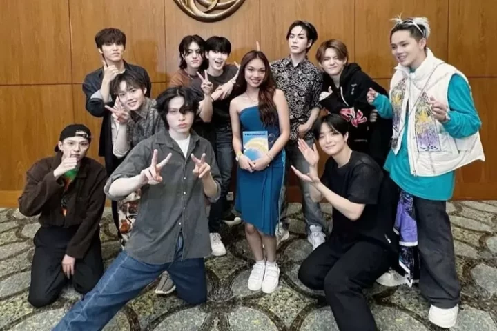 Bikin iri Teume Indonesia, Naura Ayu foto dan bikin konten bareng TREASURE saat konser di Indonesia