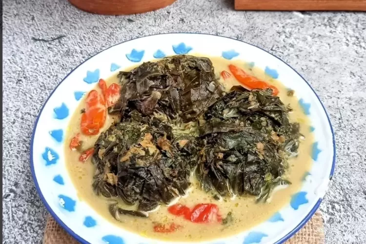 Resep buntil daun singkong ikan teri, rasanya gurih dan nendang di lidah, yuk bikin untuk menu berbuka puasa