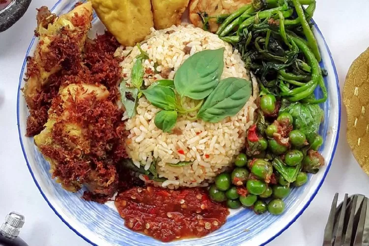 Resep nasi tutug oncom lengkap dengan sambal goang, makanan khas Sunda yang bikin nambah terus