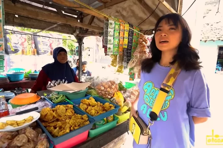 Rujak gamel Mbak Wati laris sampai kalangan artis meski di dekat pemakaman, Mgdalenaf: Seram, tapi bumbunya…