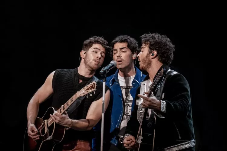 Jonas Brother tampil di broadway, Nick Jonas dan istri kembali pamerkan kemesraan