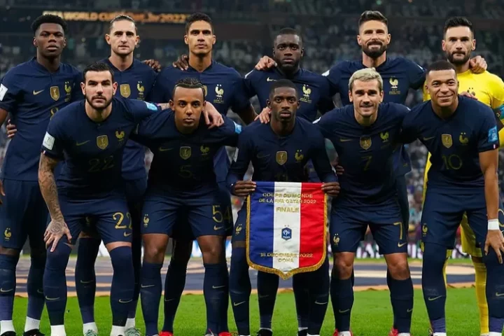 Allez les bleus! Lirik lagu Vegedream-Ramenez La Coupe A La Maison, yang jadi anthem kebanggaan Timnas Prancis