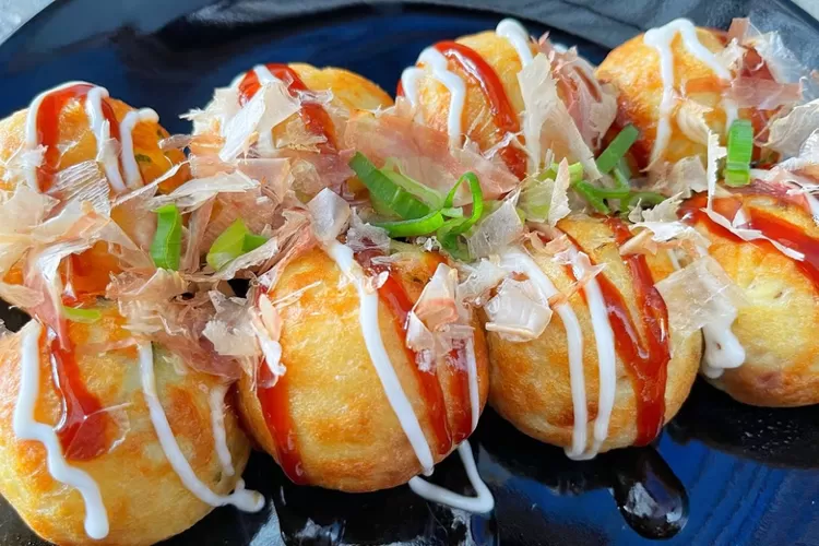 Takoyaki adalah camilan asal Jepang yang gurih dan lezat, yuk simak awal mula dan resepnya