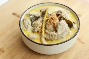 Resep opor ayam susu sebagai menu spesial khas lebaran Idul Fitri yang gurih dan berempah ala Devina Hermawan