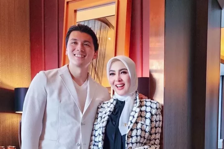 Pamer kemesraan bareng Reino Barack di atas ranjang, kaki Syahrini dijulidin netizen: Buntet, modelan jahe...