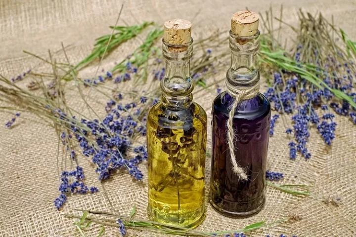 5 Manfaat minyak esensial populer lavender oil untuk kulit, salah satunya mampu menyamarkan kerutan