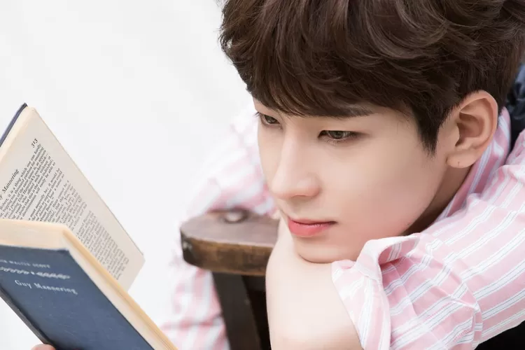 7 Rekomendasi buku Wonwoo SEVENTEEN siap menemani harimu, dari novel romansa sampai sastra klasik,