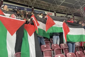 Dengan cara lebih elegan, suporter Swiss ramai bentangkan bendera Palestina di hadapan Timnas Israel