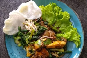 Resep rujak cingur Surabaya, sensasi makan buah dicampur dengan sayur dalam satu porsi, yuk buat