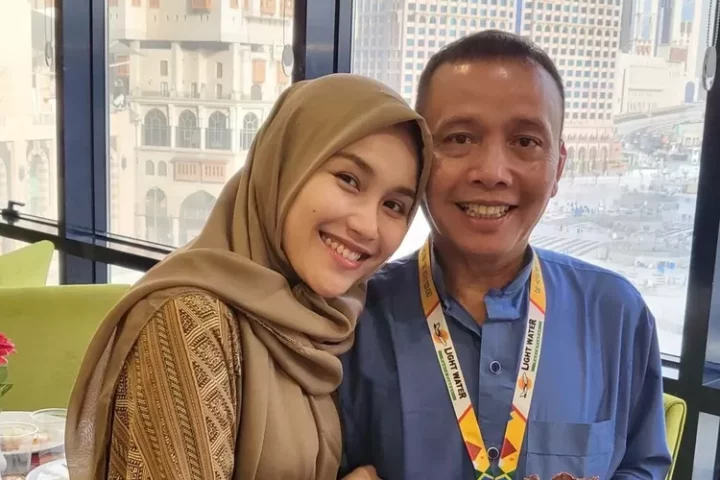 Lakukan perawatan demi kulit kencang, Ayah Ozak dibela netizen: Gak usah pada julid lu