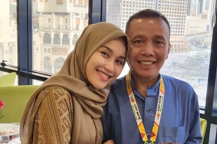 Lakukan perawatan demi kulit kencang, Ayah Ozak dibela netizen: Gak usah pada julid lu