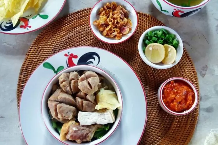 Resep bakso Malang lengkap dengan siomay, kuahnya gurih dan ngaldu banget, yuk bikin di rumah