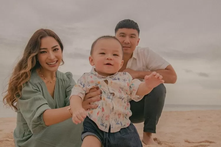 Nitip Indra Priawan jaga Baby Izz, Nikita Willy dibikin syok karena sikap sang suami: Dia ngirim video..