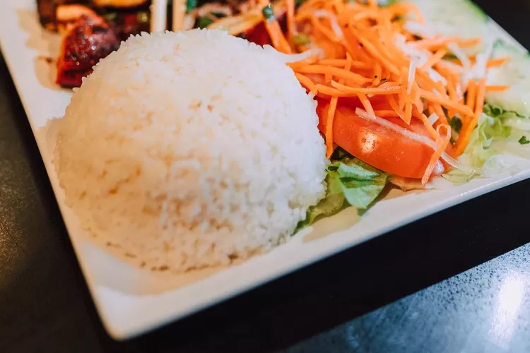 Ini yang terjadi pada tubuh ketika mengurangi makan nasi, mulai dari manfaat hingga efek sampingnya