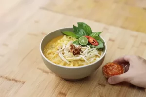 Resep bihun kuah laksa yang kenyal dan creamy dari Devina Hermawan bisa untuk hidangan acara keluarga