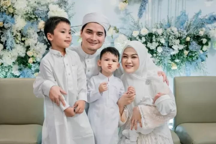 Yusuf terlihat aktif di acara akikah anak baru Alvin Faiz, netizen sorot tatapan Henny Rahman: Kelihatan...