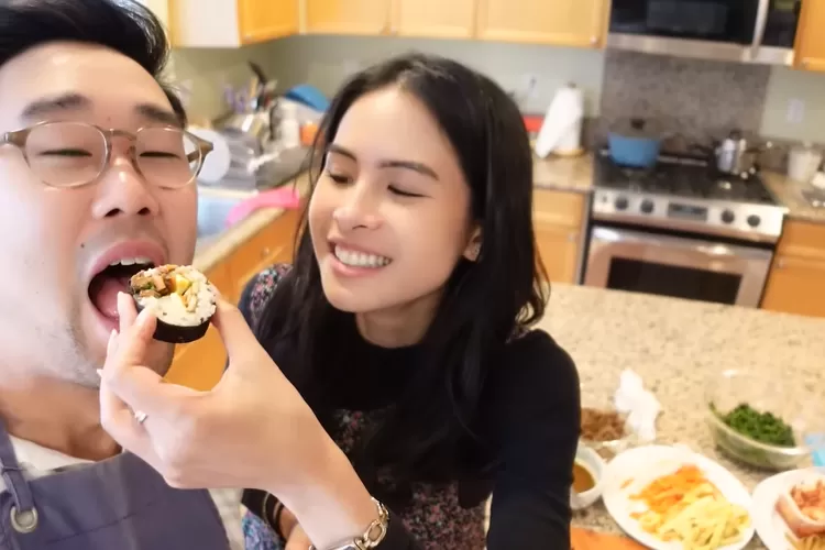 Maudy Ayunda nggak pede bikin rendang kimbap di dapur mertua Korea, Jesse Choi puji sang istri