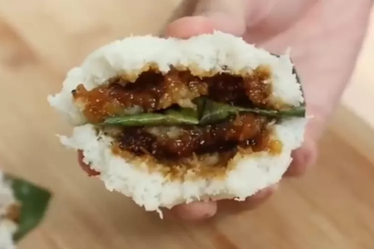 Resep kue awug atau putu ayu ala Devina Hermawan, hangat, manis dan lembut kesukaan anak-anak, yuk buat!