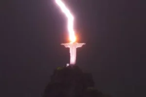 Heboh! Begini Penampakan Patung Yesus Tersambar Petir di Brasil, Sudah Sering Terjadi?