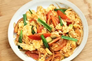 Ide resep telur tomat ala Devina Hermawan, simpel dan cocok untuk menu sahur di bulan Ramadhan