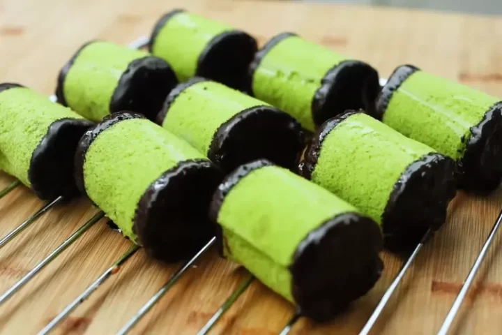 Resep banana roll pandan ala Devina Hermawan, olahan pisang manis khas Bandung yang bisa dijadikan ide usaha