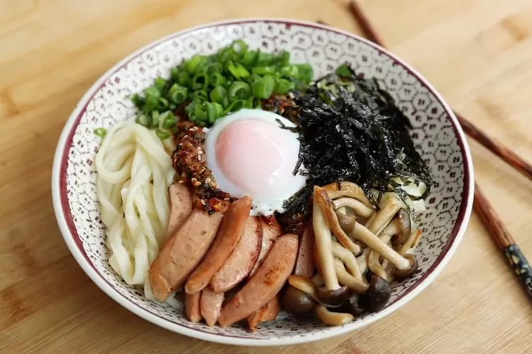 Resep ramen tanpa kuah ala abura soba oleh Devina Hermawan, cocok buat kamu yang suka pedas