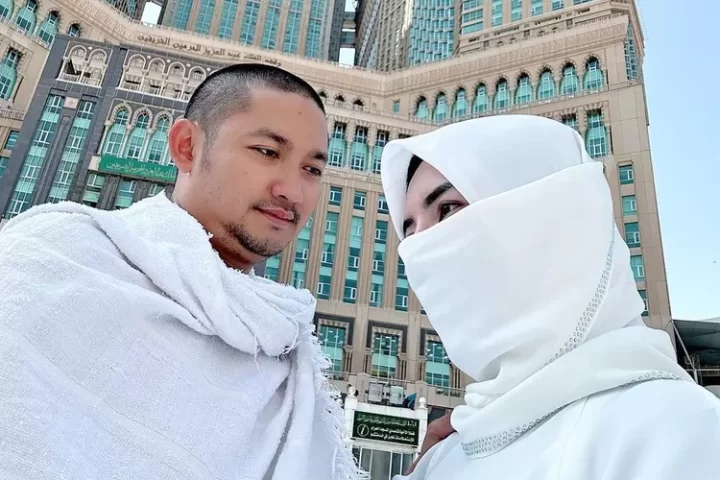 Dewi Perssik sindir biaya umrah mantan suami, istri baru Angga Wijaya pasang badan: Aku bangga banget..