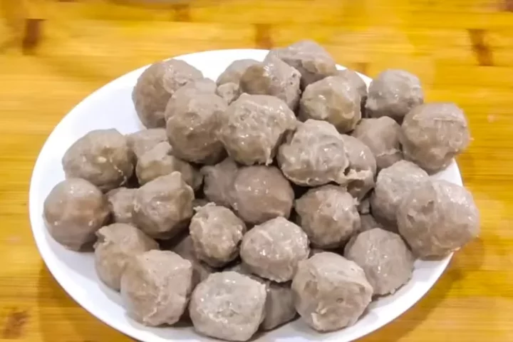 Resep membuat bakso sapi enak dan kenyal mirip bakso kaki lima, mudah dibuat di rumah