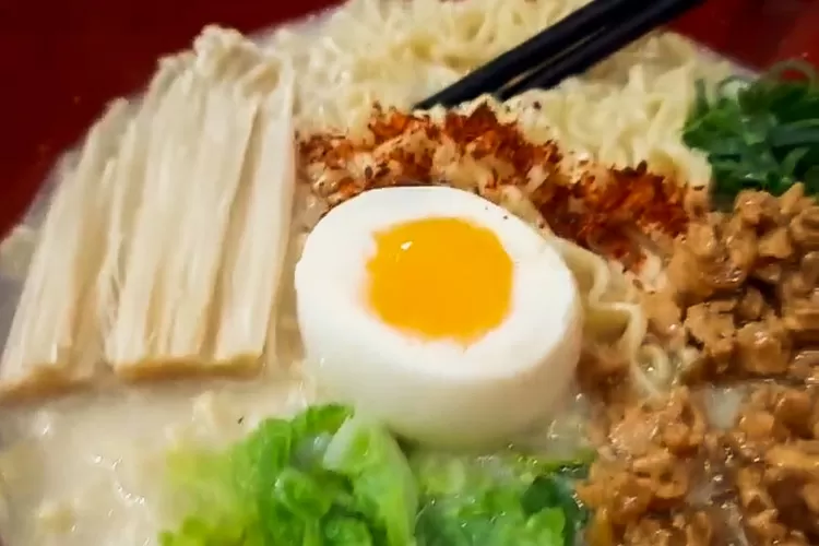 Nggak kalah lezat resep ramen pakai mie telur cuma 4 langkah, enak dan mudah dibuat