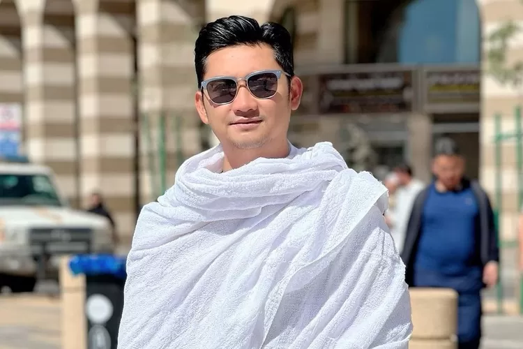 Dituduh Dewi Perssik pergi umrah pakai uang haram, reaksi adem Angga Wijaya dipuji netizen: Insya Allah...