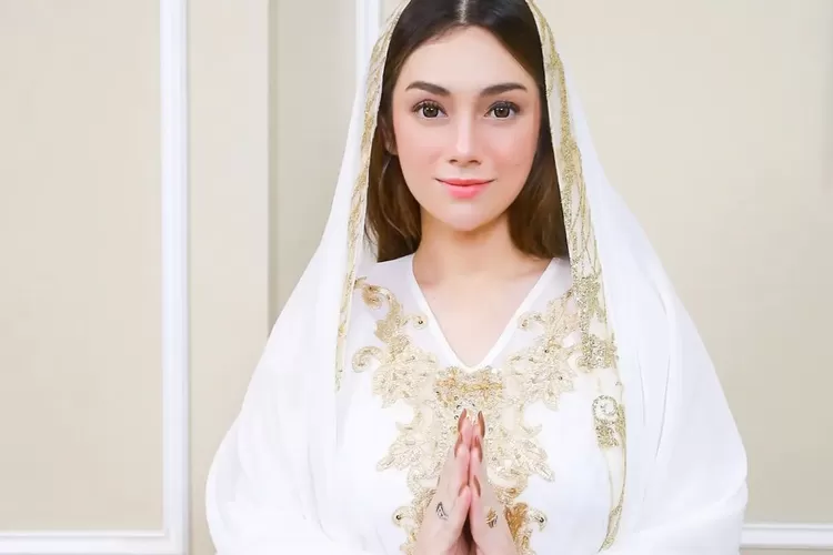 Celine Evangelista diisukan masuk Islam karena diduga kepergok habis sholat, netizen: Semoga selalu istiqomah