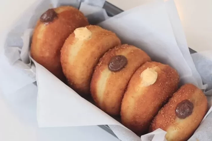 Resep donat bomboloni super empuk dan anti kempes ala Devina Hermawan, cocok buat menu buka puasa