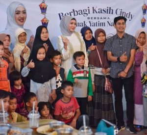 Cindy Monica Salsabila Setiawan mengajak puluhan anak yatim Kota Pariaman buka bersama dan membeli baju lebaran.