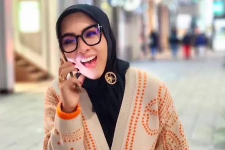 Niat pamer malah norak, Syahrini pakai 12 perhiasan emas sekaligus di tangan bikin netizen geli: Kayak...