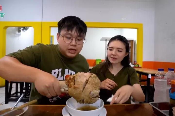 Makan bakso lava dan bakso sumsum jumbo di daerah Kemayoran, Ken and Grat: Gede banget sih porsinya, tapi..