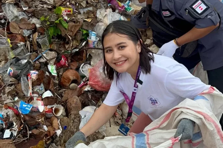 Kecantikan Prilly Latuconsina semakin bersinar meskipun berada di tengah tumpukan sampah