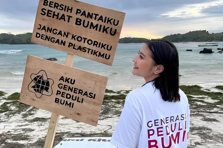 Sensasi ngabuburit yang berbeda! Prilly Latuconsina bersihkan pantai dari sampah hingga diapresiasi sosok ini