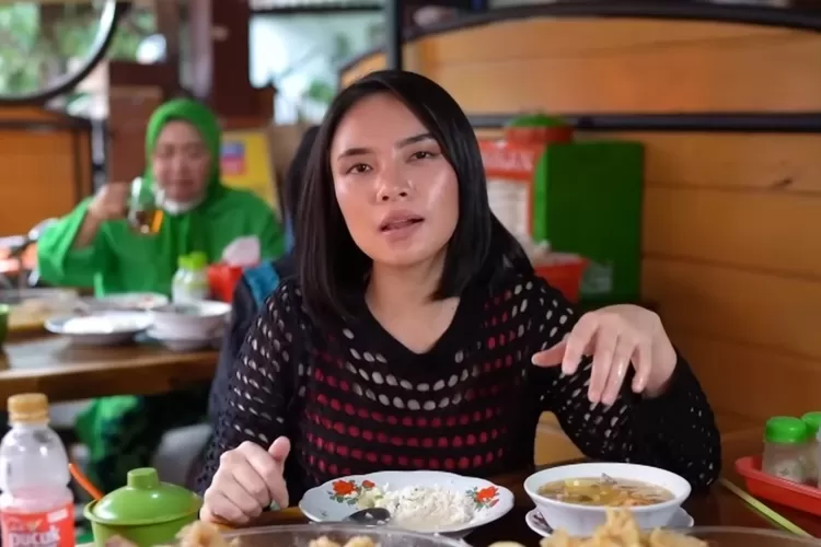 Heboh food vlogger Mgdalenaf ngaku kesal tak diberi gratisan makanan saat ngevlog, warganet ngamuk: Bayar!