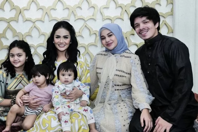 Atta Halilintar buka bersama keluarga Aurel Hermansyah, Krisdayanti harapkan ini dari keduanya: Semoga kalian…